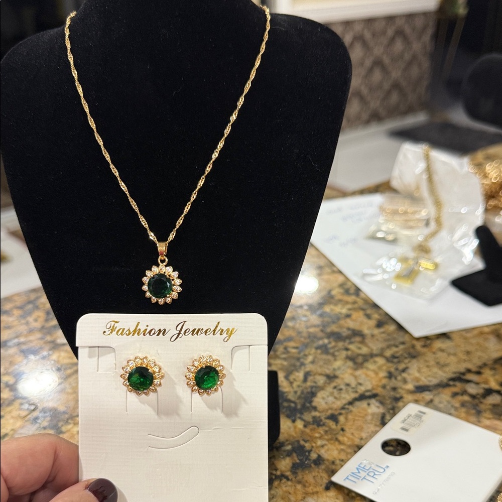 Gold and Green Pendant Necklace Set